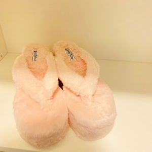Gianni Bini furry flip flops size 9